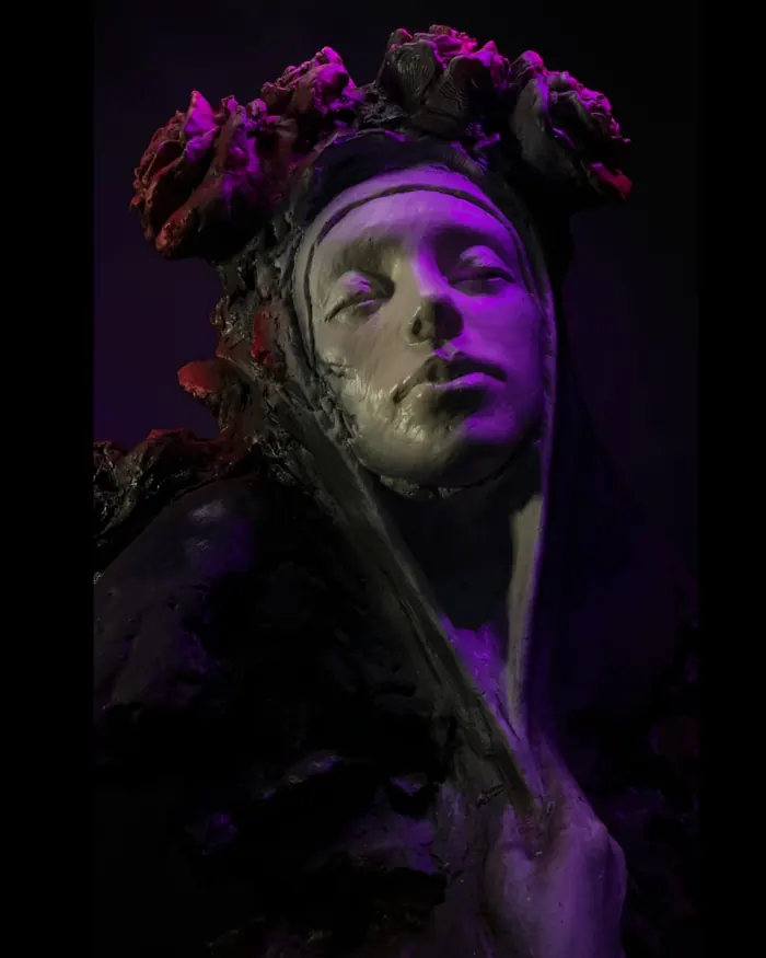 Busto de mujer con corona de flores bajo luz violeta