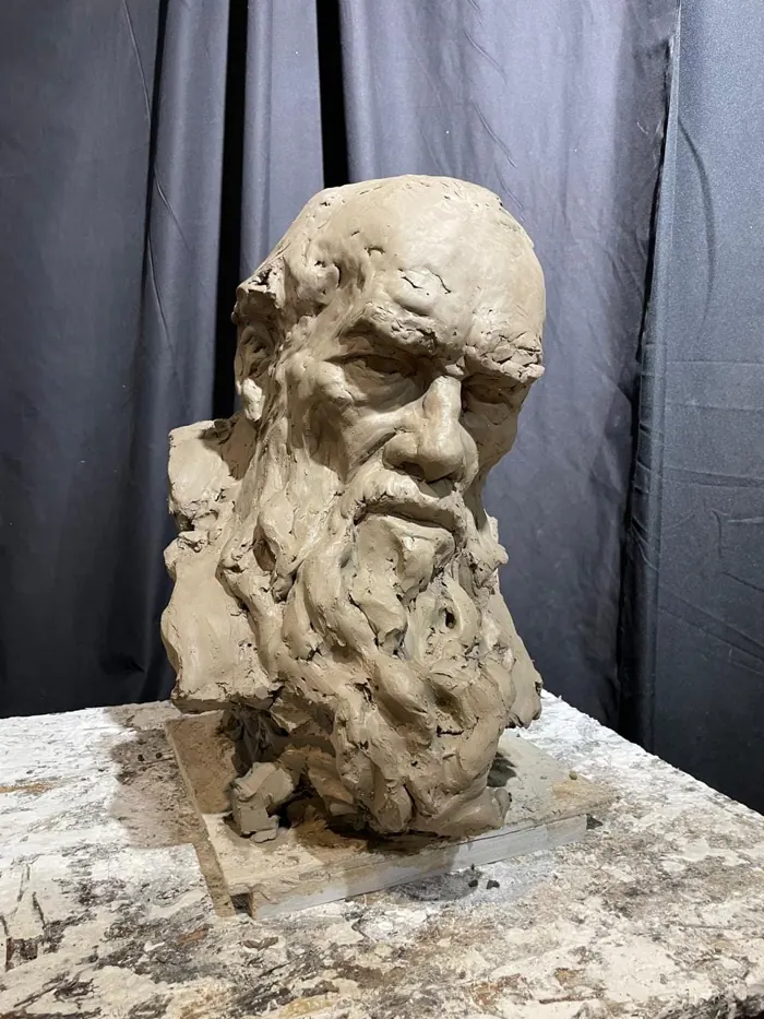 Busto de anciano con barba larga, modelado en arcilla