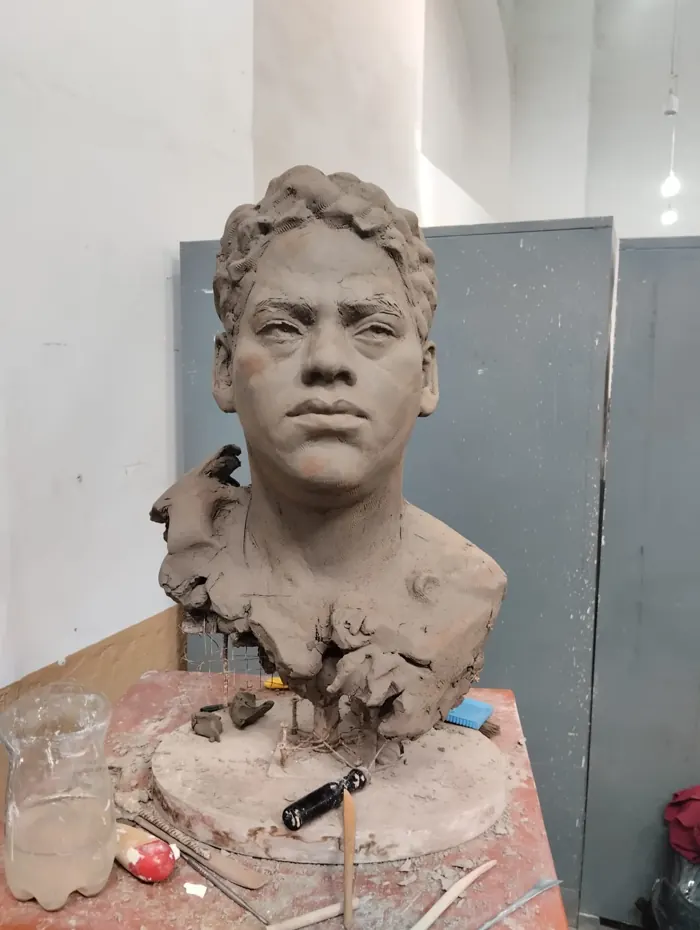 Busto de un joven en arcilla sobre su base
