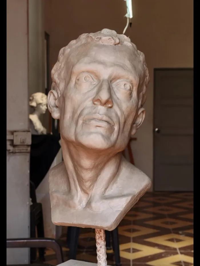 Busto de hombre en yeso
