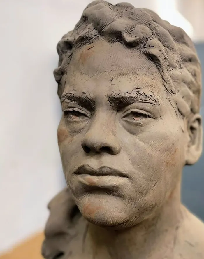 Detalle del rostro del busto de un joven en arcilla