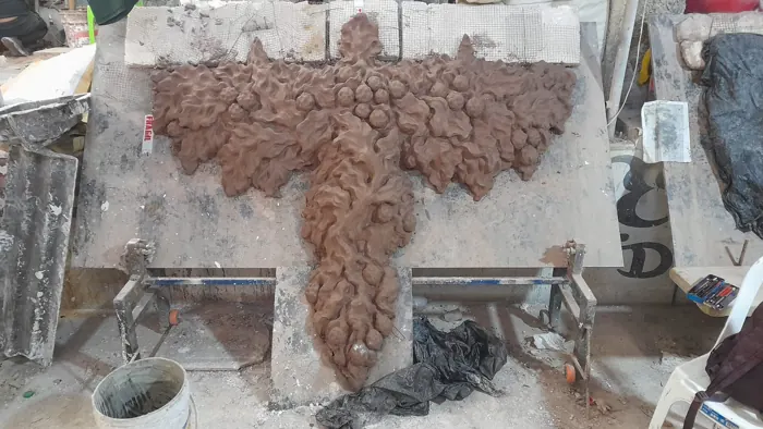 Relieve de un águila con las alas abiertas, en arcilla