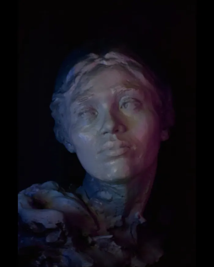 Busto de mujer bajo luz de colores