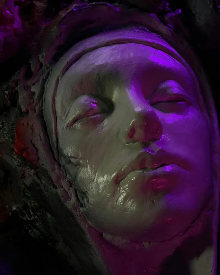 Detalle del rostro de la mujer con corona de flores