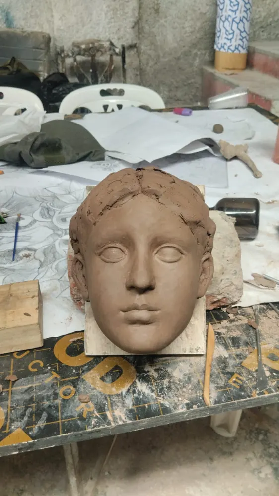Rostro en relieve modelado en arcilla