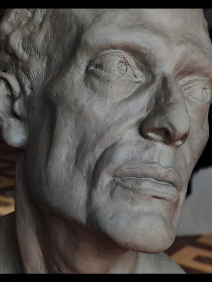 Detalle del rostro del busto en yeso