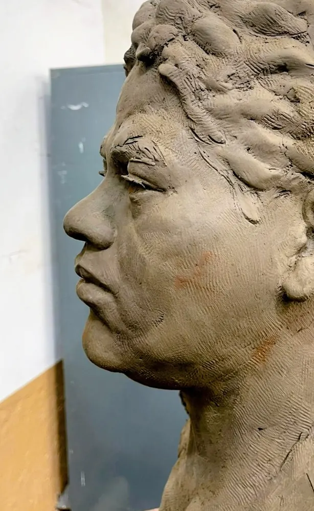 Perfil del busto de un joven en arcilla