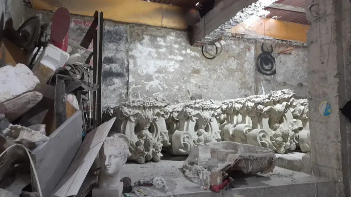Piezas ornamentales de yeso en el taller