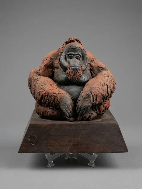 Orangután, resina patinada sobre base de madera